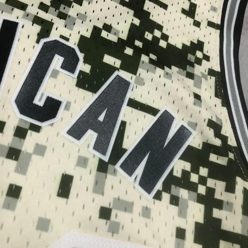 Foto 2 de Camiseta retro MN termoimpresa: SW San Antonio Spurs temporada 13/14 camuflaje n.º 21 Duncan