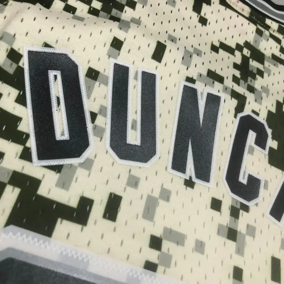 Foto 3 de Camiseta retro MN termoimpresa: SW San Antonio Spurs temporada 13/14 camuflaje n.º 21 Duncan