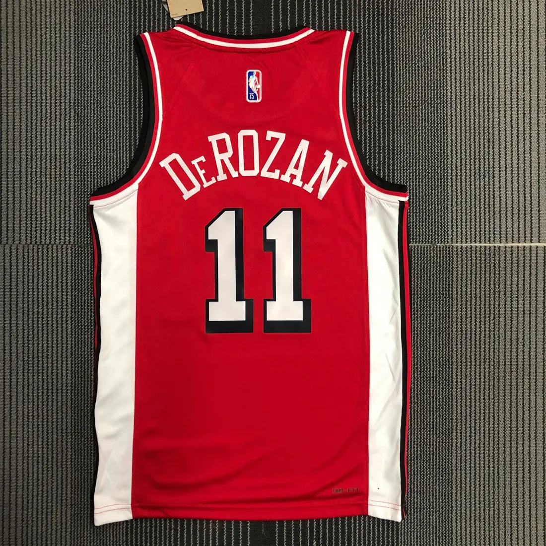 Foto 2 de Temporada 22 Chicago Bulls edición ciudad n.º 11 DeMar DeRozan