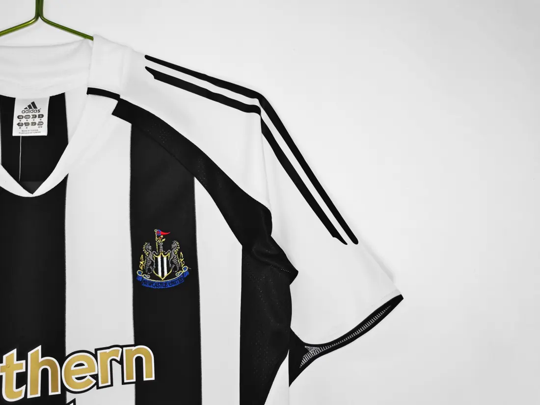 Foto 3 de Temporada 2005/06 Newcastle United local retro 8A