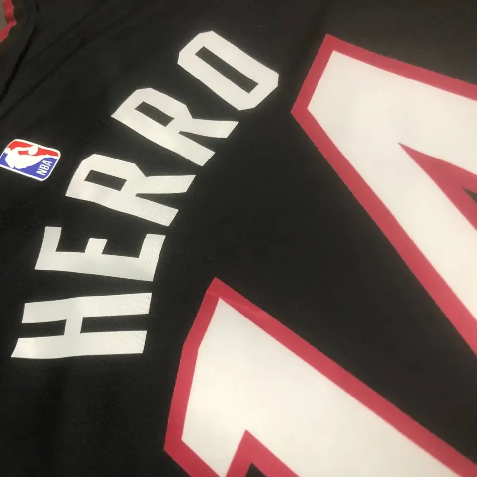 Foto 2 de Temporada 23 Miami Heat camiseta cuello en V negra número 14 Herro