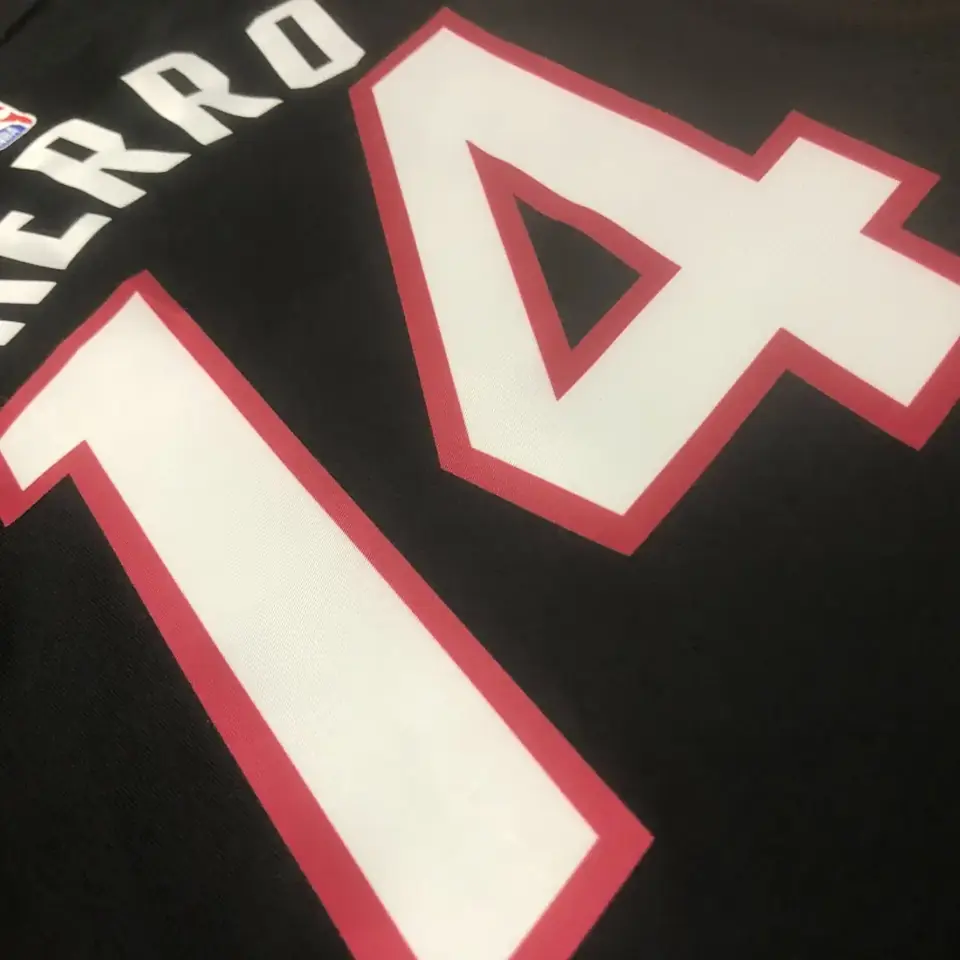 Foto 3 de Temporada 23 Miami Heat camiseta cuello en V negra número 14 Herro