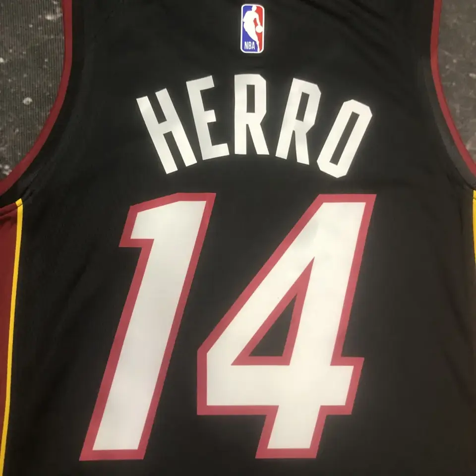 Foto 4 de Temporada 23 Miami Heat camiseta cuello en V negra número 14 Herro