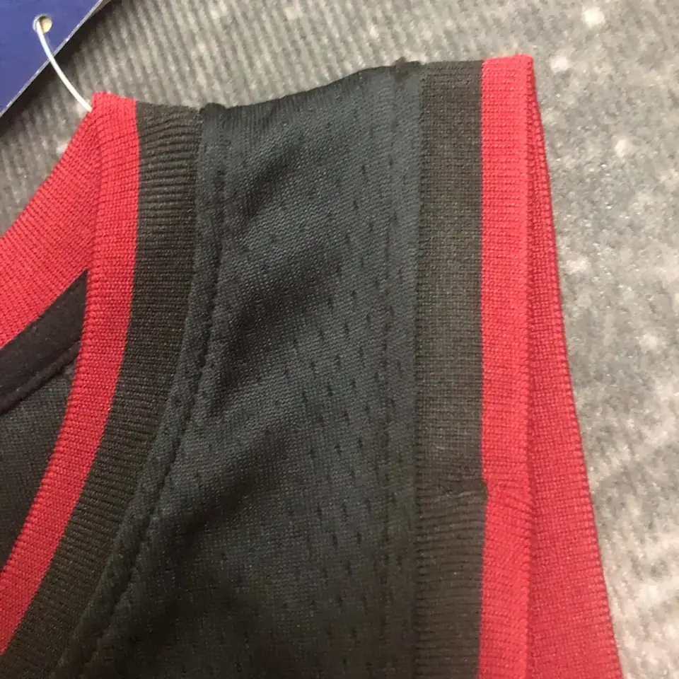 Foto 7 de Temporada 23 Miami Heat camiseta cuello en V negra número 14 Herro
