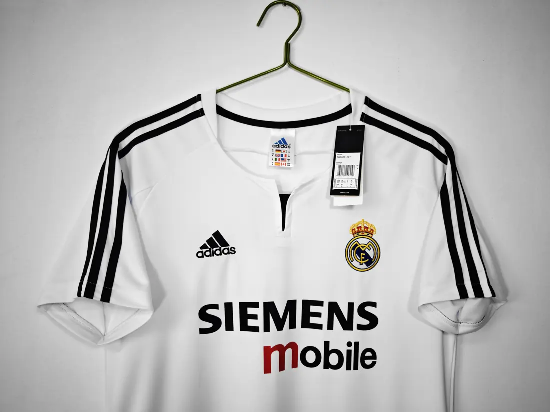 Foto 7 de Temporada 2003/04 Real Madrid local retro 8A