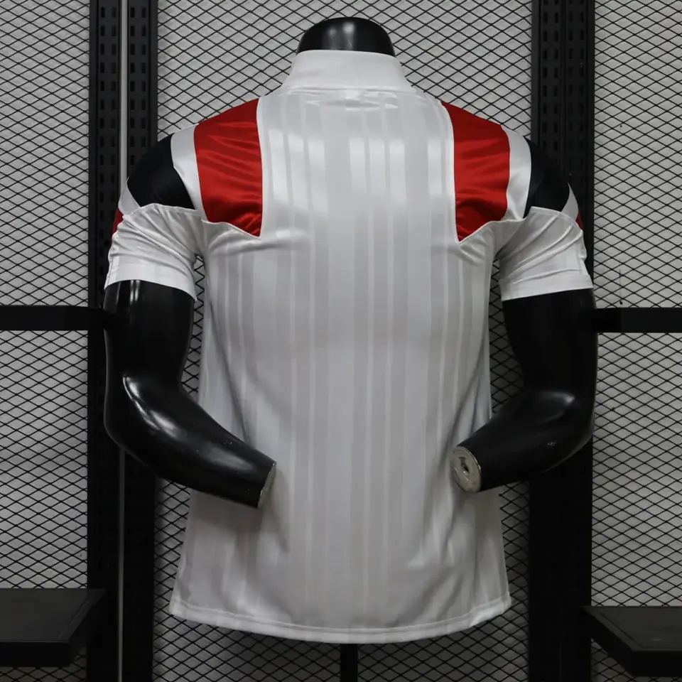 Foto 2 de 26. Camiseta retro Riverbed Cultural, blanca, tallas S-3XL