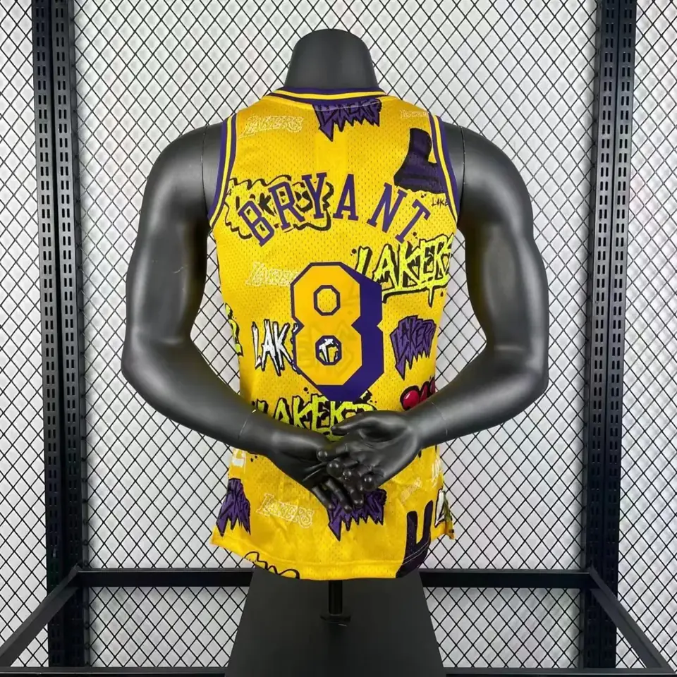 Foto 2 de Camiseta retro termoimpresa MN: SW Lakers temporada 96/97 grafiti número 8 Kobe