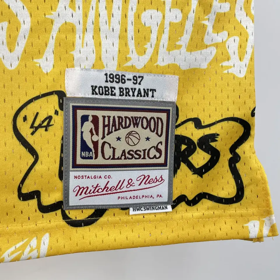 Foto 4 de Camiseta retro termoimpresa MN: SW Lakers temporada 96/97 grafiti número 8 Kobe