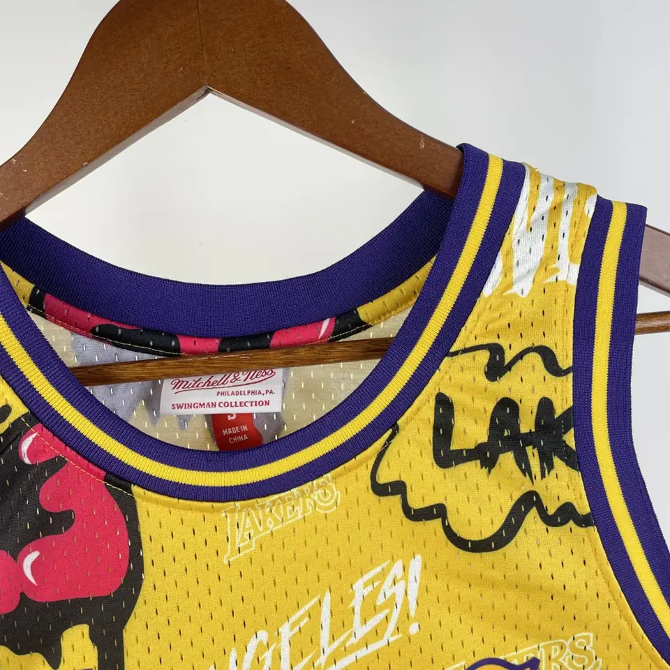 Foto 6 de Camiseta retro termoimpresa MN: SW Lakers temporada 96/97 grafiti número 8 Kobe