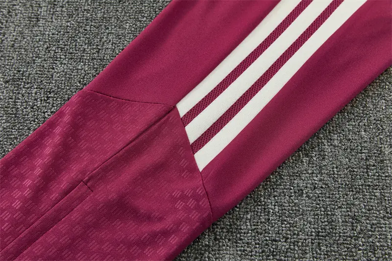 Foto 3 de 2627 Real Madrid beige [con pantalones fucsia]