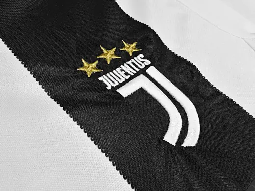 Foto 2 de Temporada 2018/19 Juventus local retro 5A