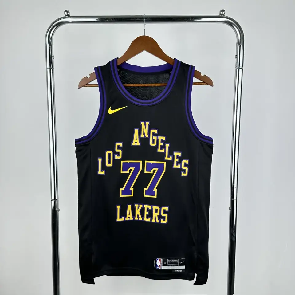 Foto 1 de Temporada 26 Lakers Edición City n.º 77 Doncic