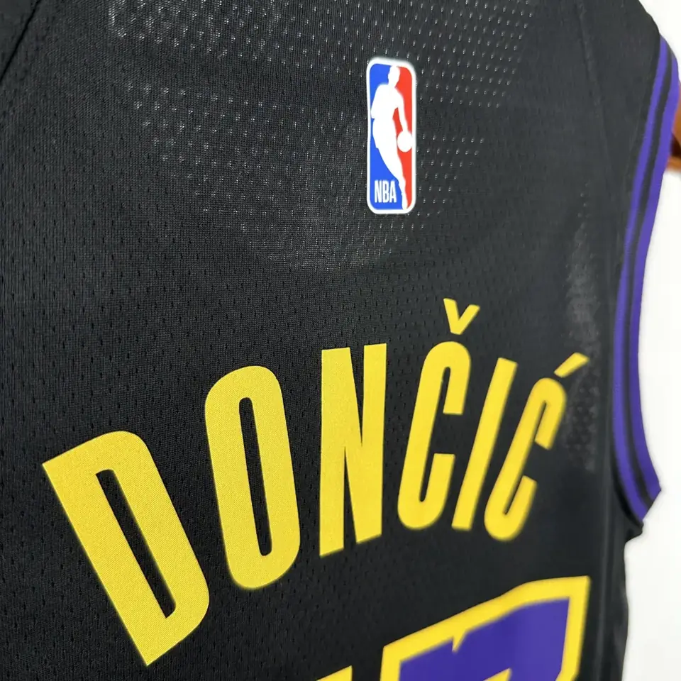 Foto 3 de Temporada 26 Lakers Edición City n.º 77 Doncic