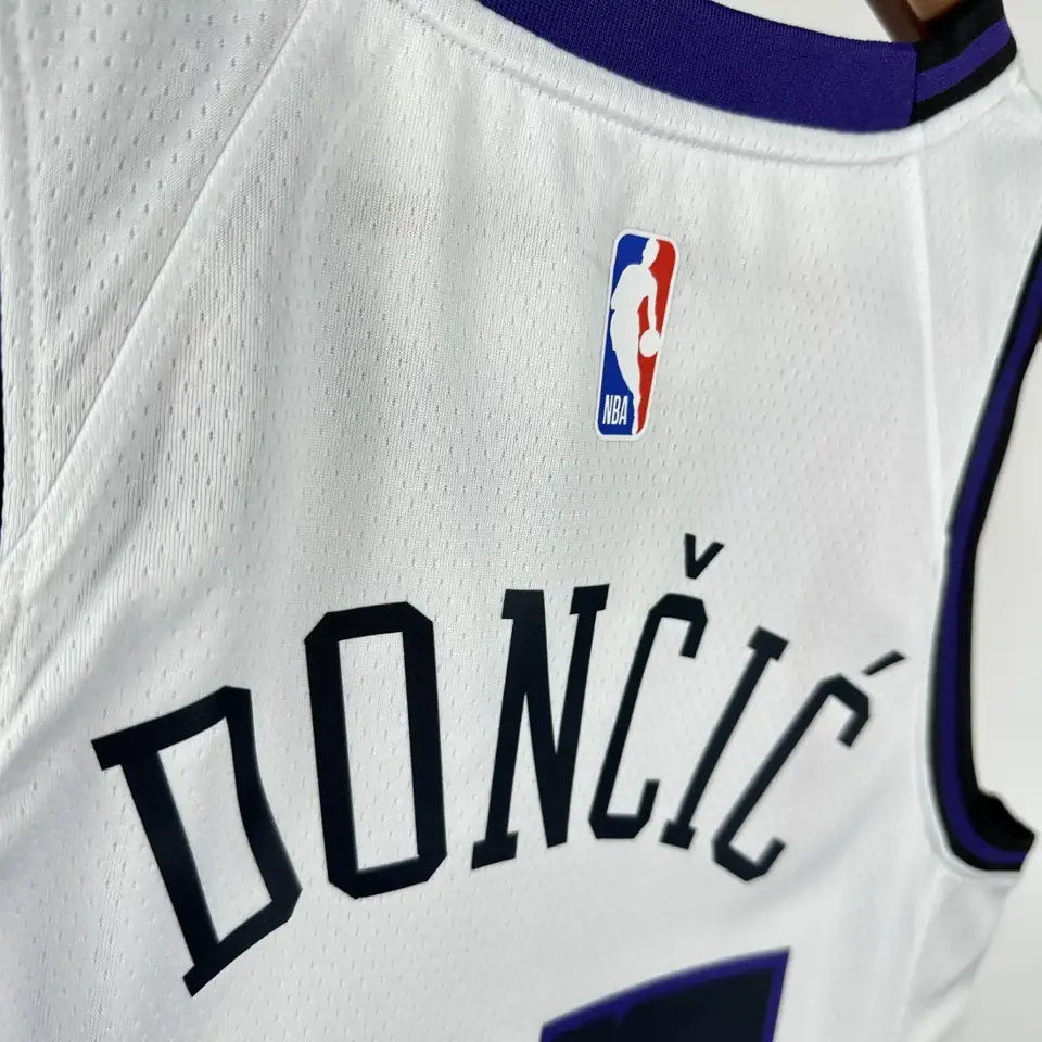 Foto 3 de Temporada 23 Lakers Edición City n.º 77 Doncic