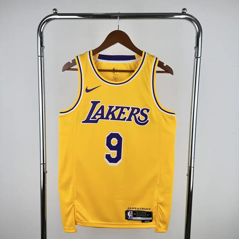 Foto 1 de Temporada 23 Lakers de Los Ángeles cuello redondo amarillo número 9 Bronny