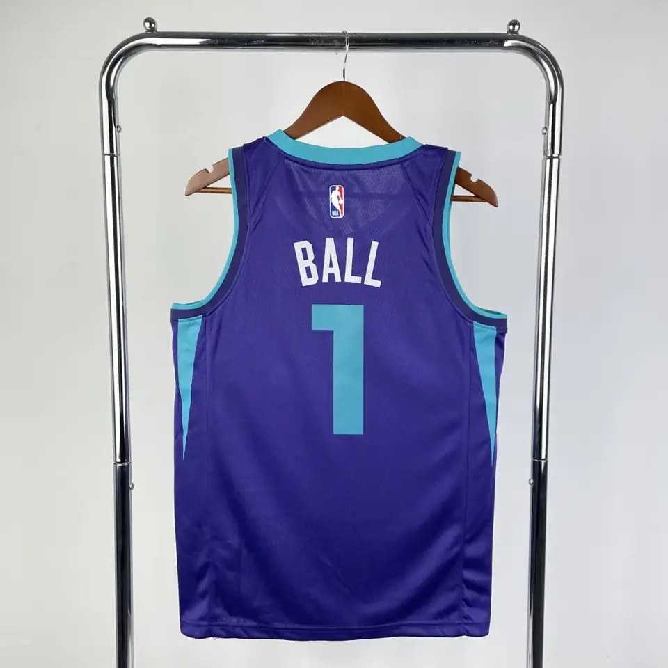 Foto 8 de Temporada 20 Hornets CHA edición Jumpman número 1 Ball