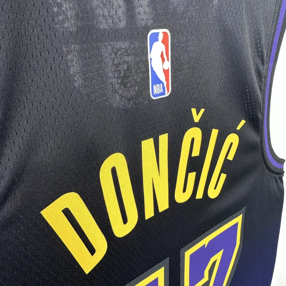 Foto 3 de Temporada 25 Lakers Edición Ciudad número 77 Dončić