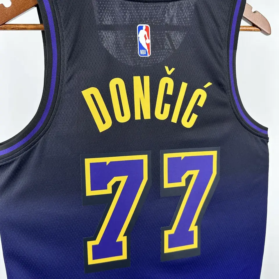 Foto 4 de Temporada 25 Lakers Edición Ciudad número 77 Dončić