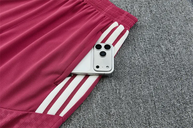 Foto 3 de 26/27 camiseta de manga corta del Real Madrid beige [con pantalones fucsia]