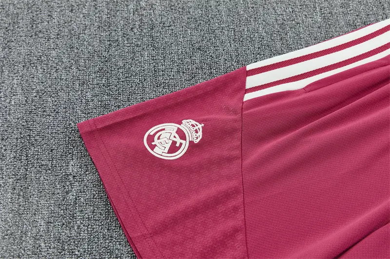 Foto 5 de 26/27 camiseta de manga corta del Real Madrid beige [con pantalones fucsia]