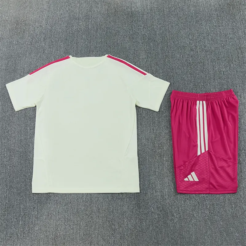 Foto 7 de 26/27 camiseta de manga corta del Real Madrid beige [con pantalones fucsia]