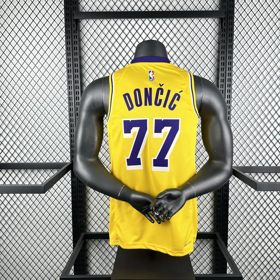 Foto 2 de Temporada 23 Lakers amarillo número 77 Dončić
