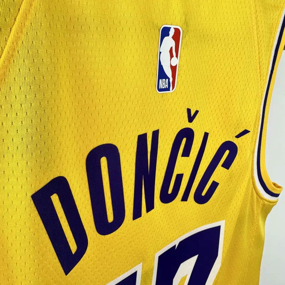 Foto 5 de Temporada 23 Lakers amarillo número 77 Dončić