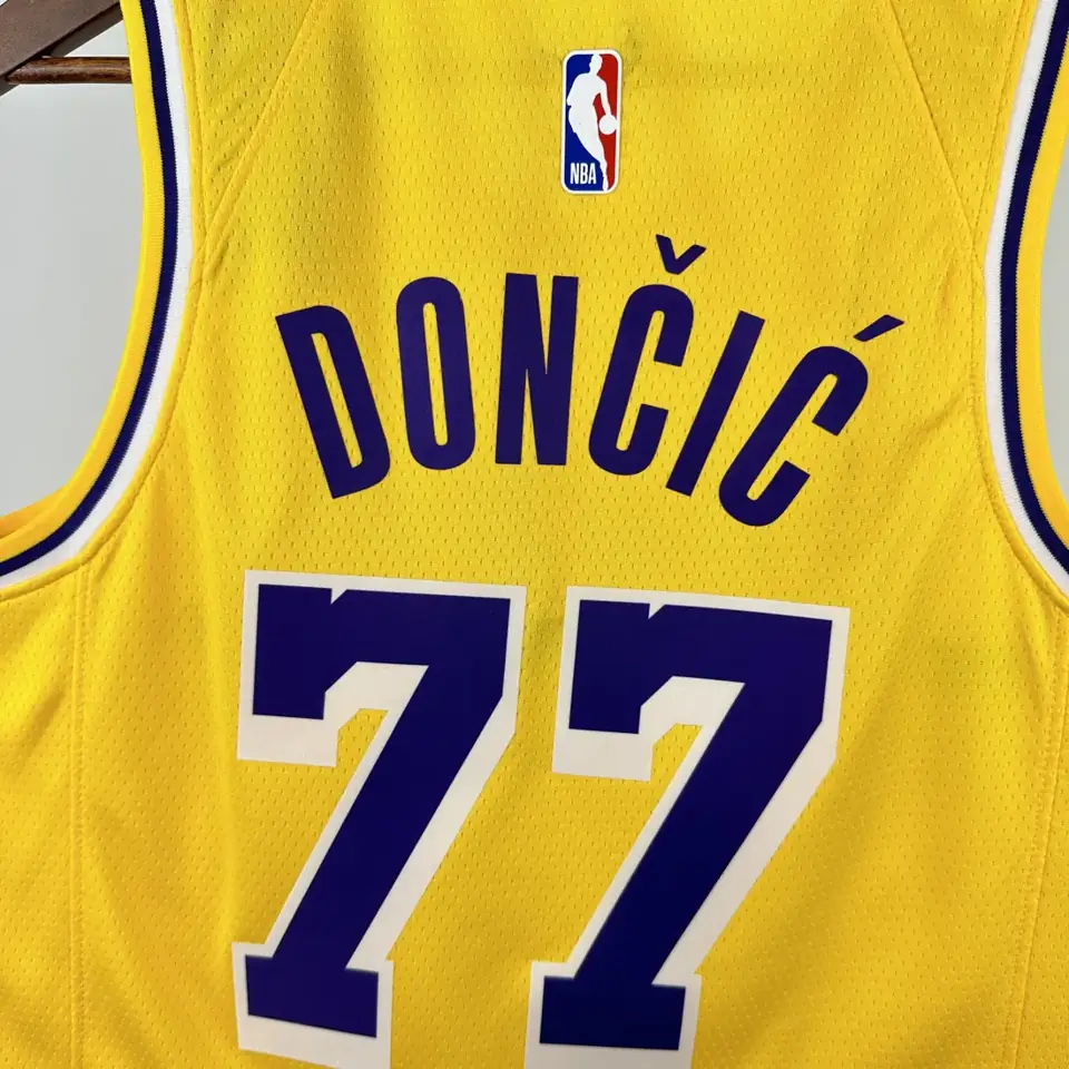 Foto 6 de Temporada 23 Lakers amarillo número 77 Dončić