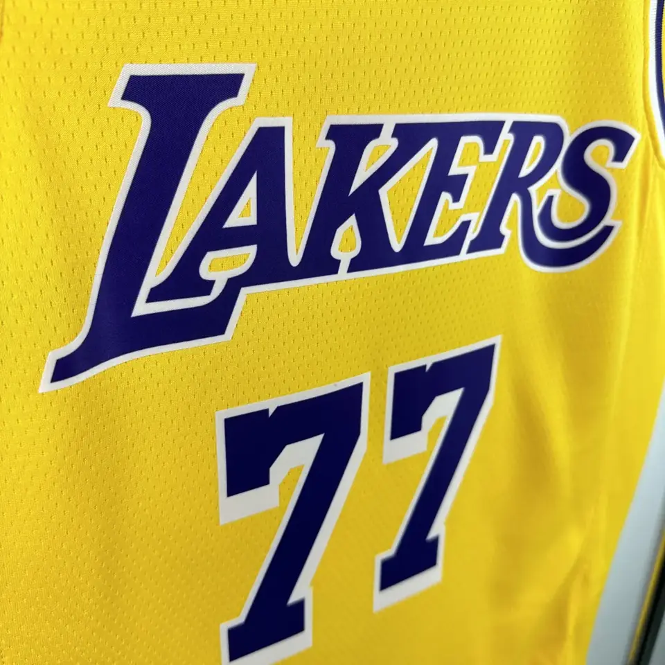 Foto 8 de Temporada 23 Lakers amarillo número 77 Dončić