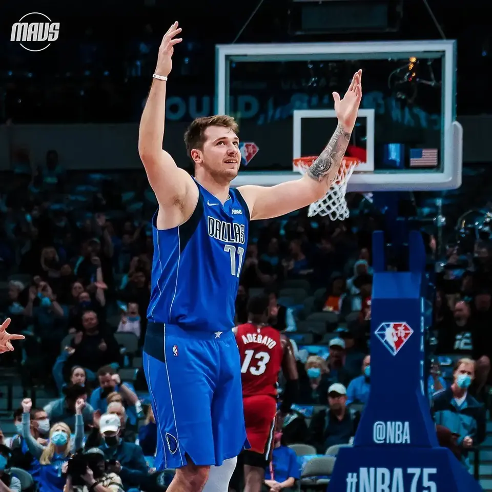 Foto 2 de 75 aniversario Mavericks azul número 77 Doncic