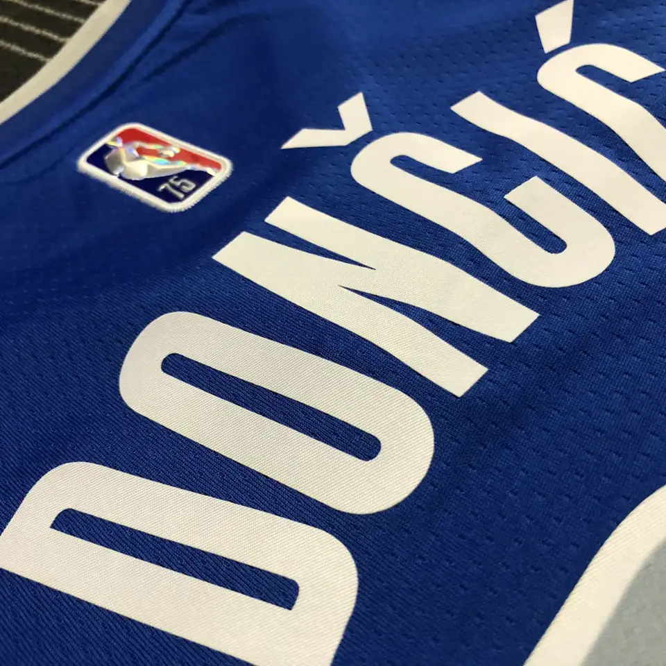 Foto 6 de 75 aniversario Mavericks azul número 77 Doncic