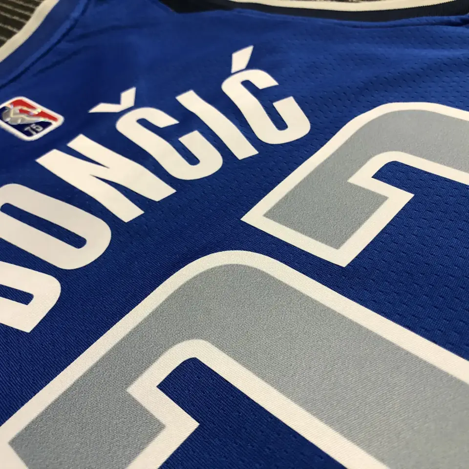 Foto 7 de 75 aniversario Mavericks azul número 77 Doncic