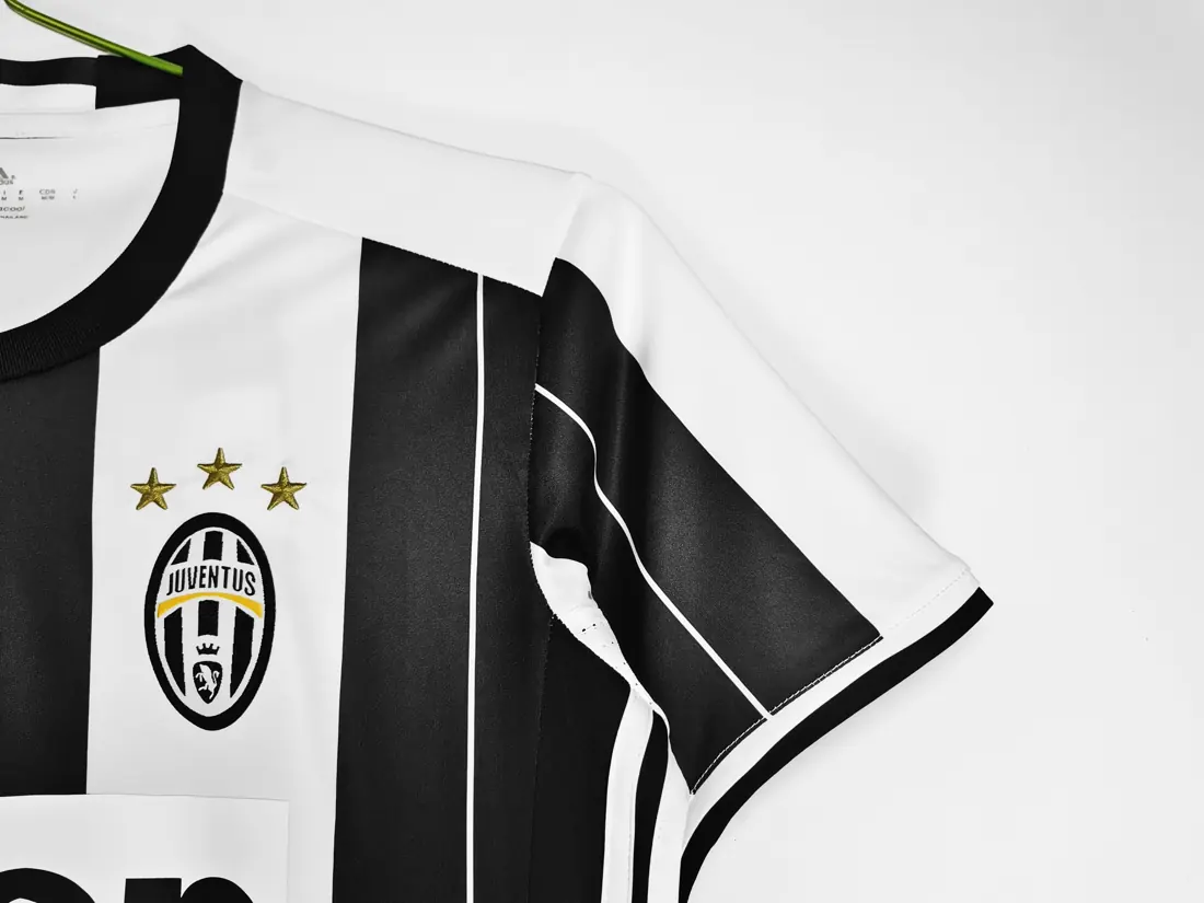 Foto 3 de Temporada 2016/17 Juventus local retro 8A