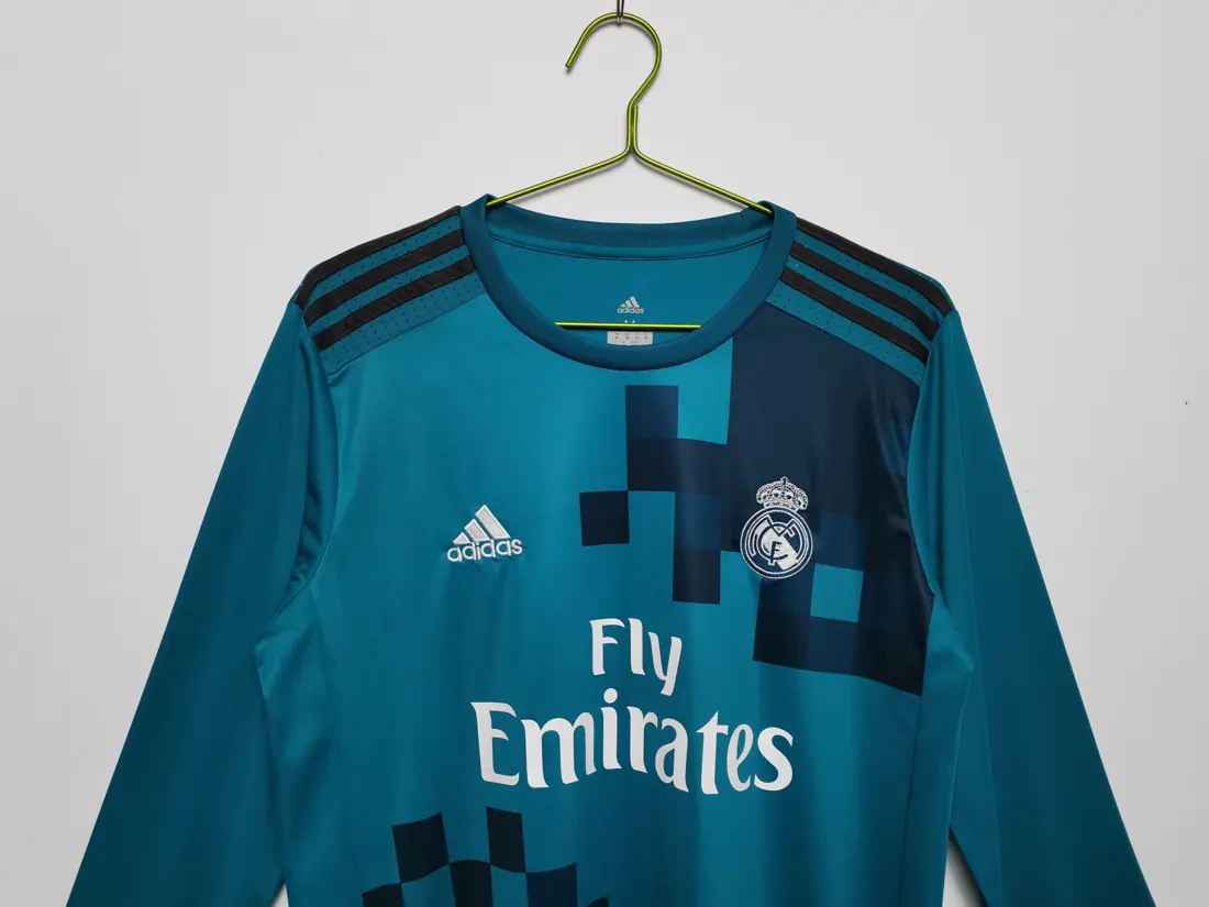 Foto 6 de Manga larga: temporada 2017/18 Real Madrid tercera equipación retro 0B