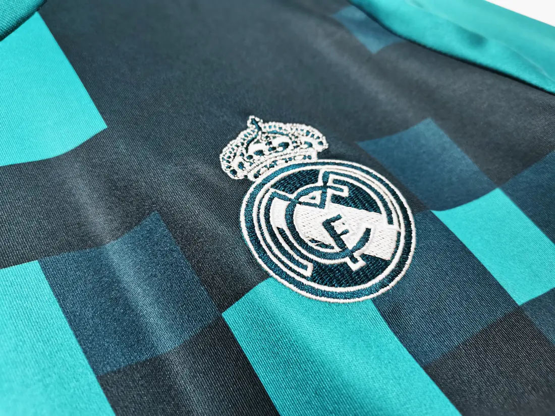 Foto 8 de Manga larga: temporada 2017/18 Real Madrid tercera equipación retro 0B