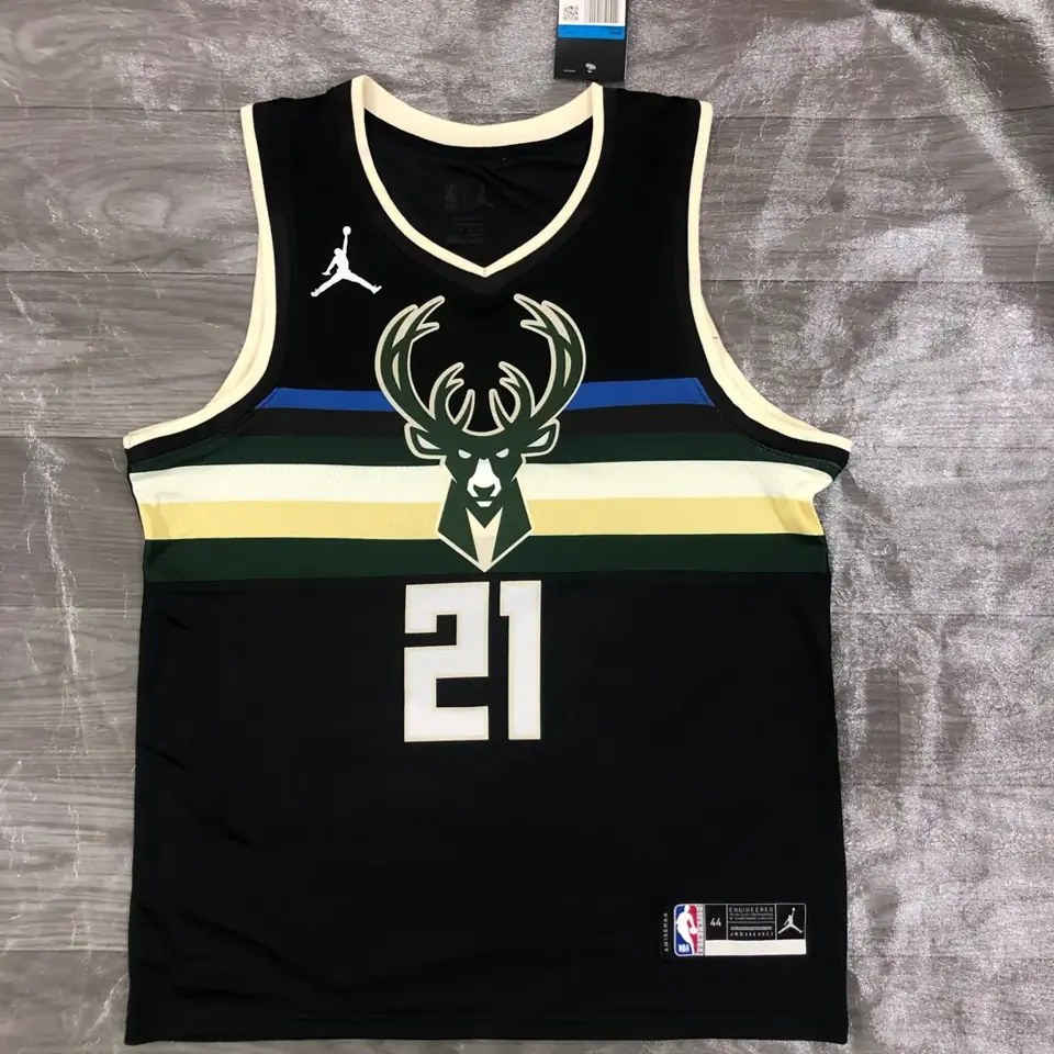 Foto 1 de Temporada 21 Milwaukee Bucks Camiseta temática Jordan número 21 Holiday