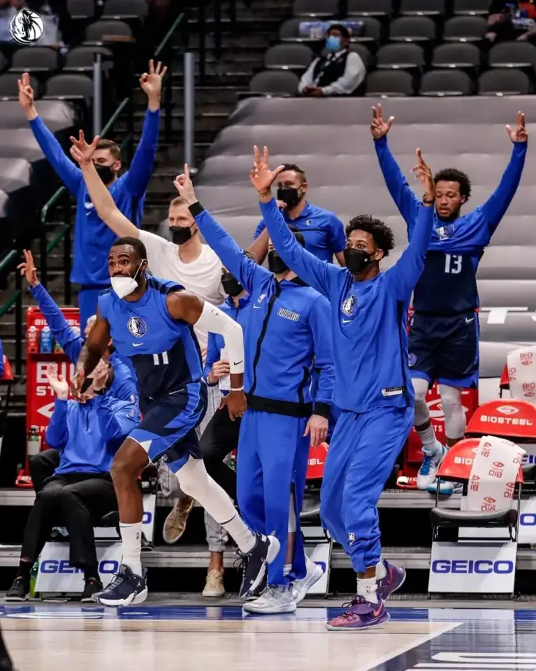Foto 5 de Producto auténtico de tienda oficial internacional: versión de jugador GI chaqueta de calentamiento de los Mavericks de Dallas