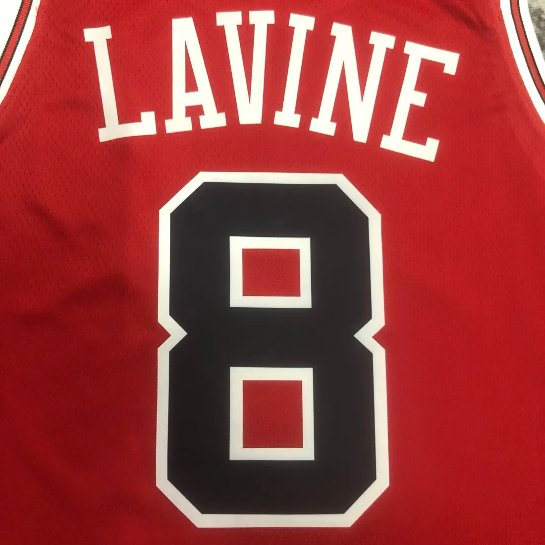 Foto 2 de Temporada 23 Chicago Bulls rojo n.º 8 LaVine