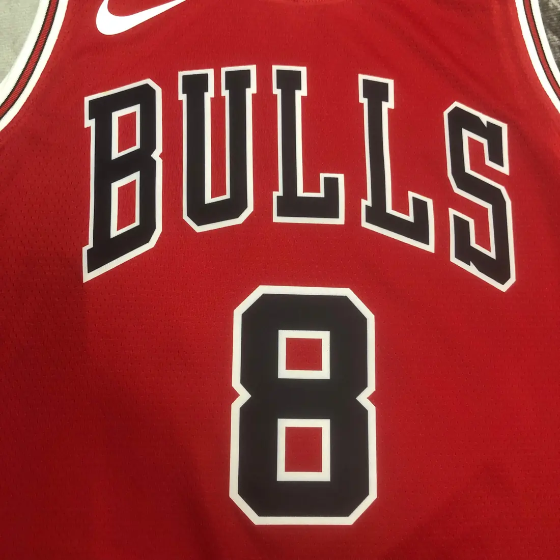 Foto 3 de Temporada 23 Chicago Bulls rojo n.º 8 LaVine