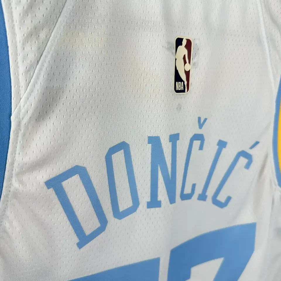 Foto 3 de Temporada 23 Lakers Retro n.º 77 Doncic
