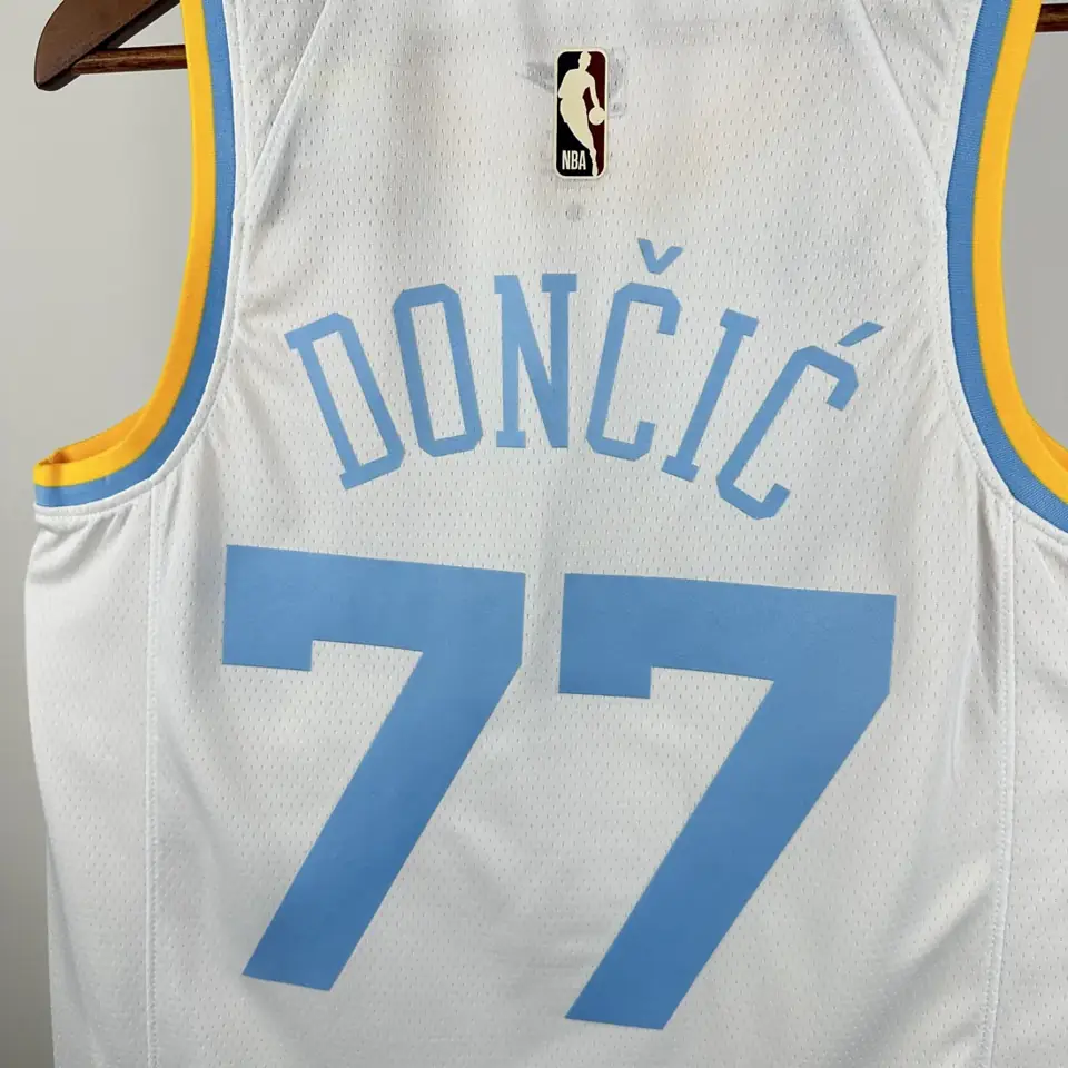 Foto 4 de Temporada 23 Lakers Retro n.º 77 Doncic