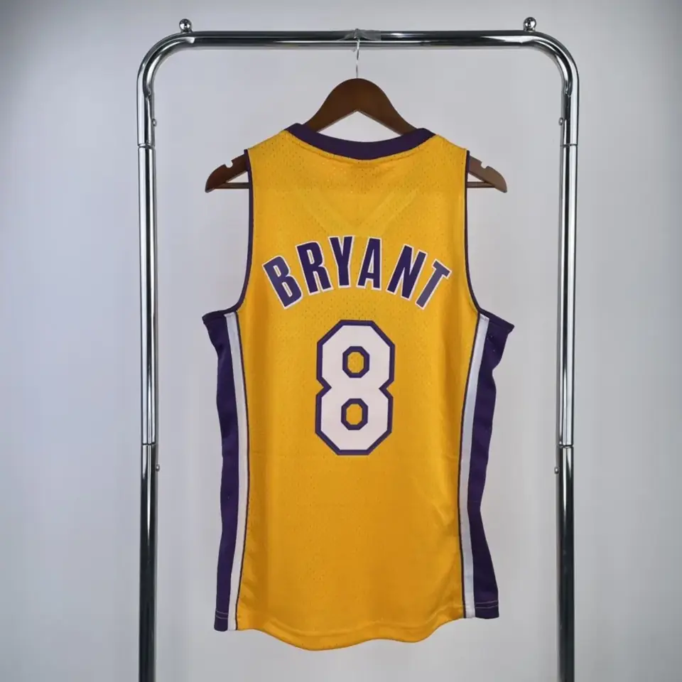 Foto 2 de Camiseta retro termosellada MN: SW de los Lakers temporada 99/00, cuello en V, amarilla, número 8 Kobe