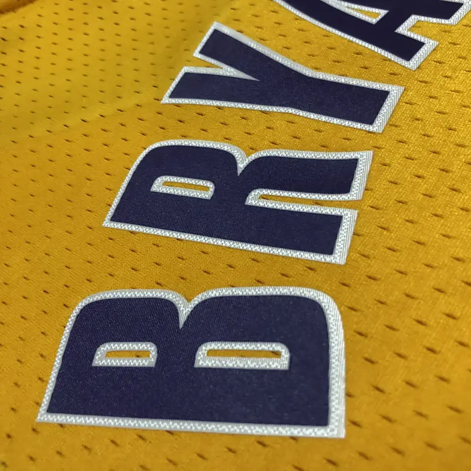 Foto 4 de Camiseta retro termosellada MN: SW de los Lakers temporada 99/00, cuello en V, amarilla, número 8 Kobe