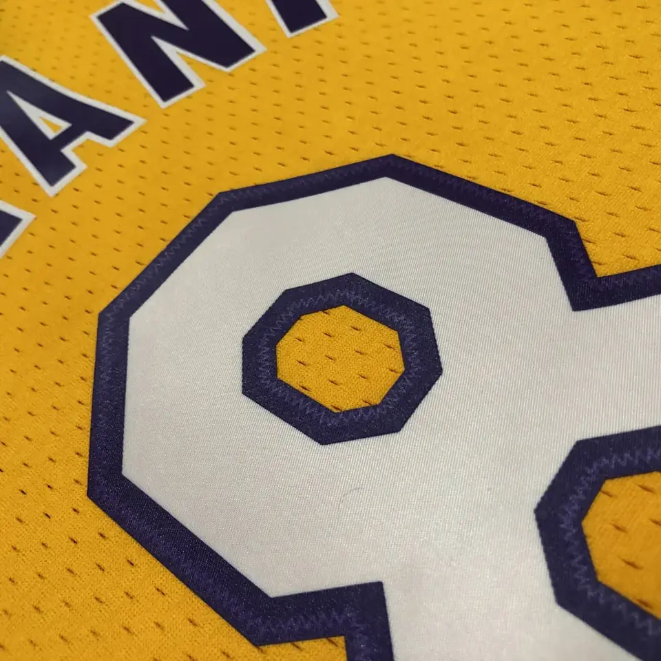 Foto 5 de Camiseta retro termosellada MN: SW de los Lakers temporada 99/00, cuello en V, amarilla, número 8 Kobe