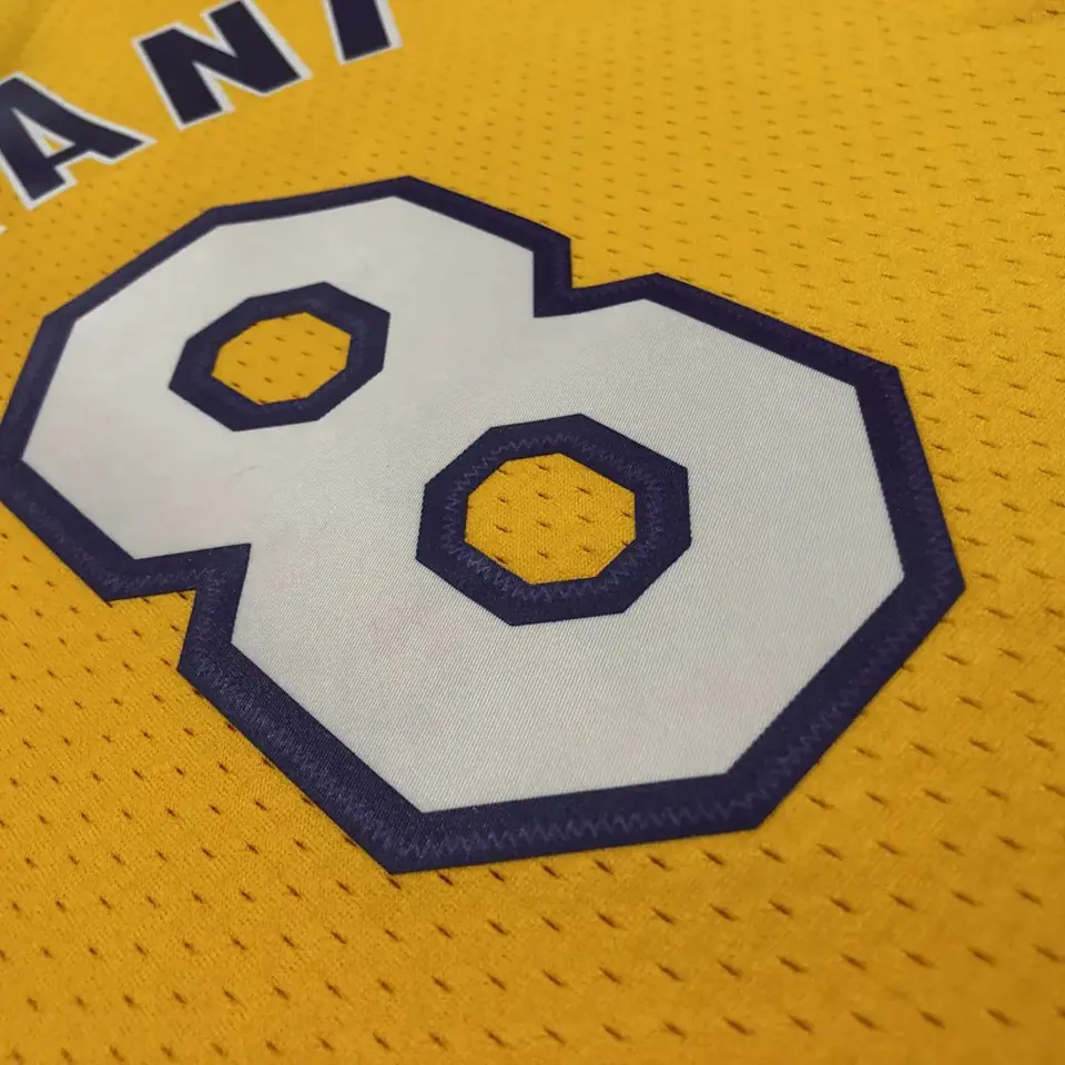 Foto 6 de Camiseta retro termosellada MN: SW de los Lakers temporada 99/00, cuello en V, amarilla, número 8 Kobe