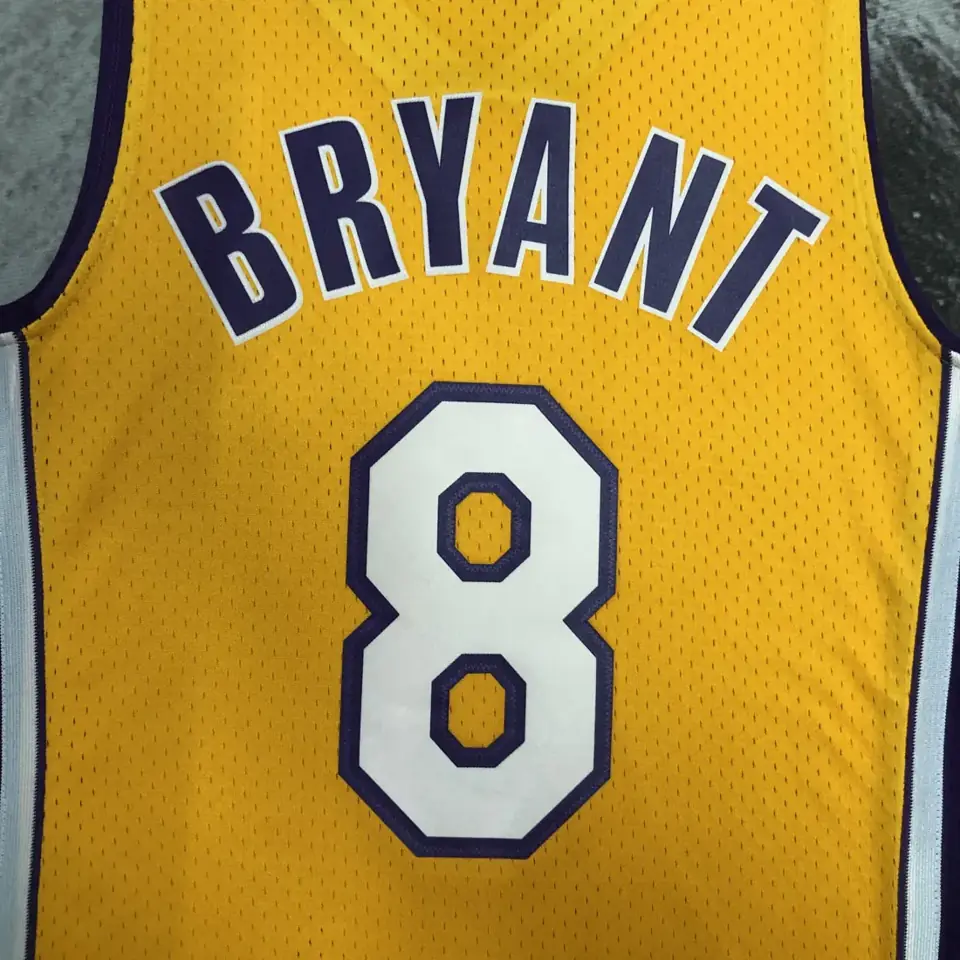Foto 7 de Camiseta retro termosellada MN: SW de los Lakers temporada 99/00, cuello en V, amarilla, número 8 Kobe