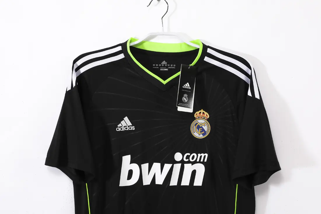 Foto 5 de Temporada 2010/11 Real Madrid visitante retro 8A