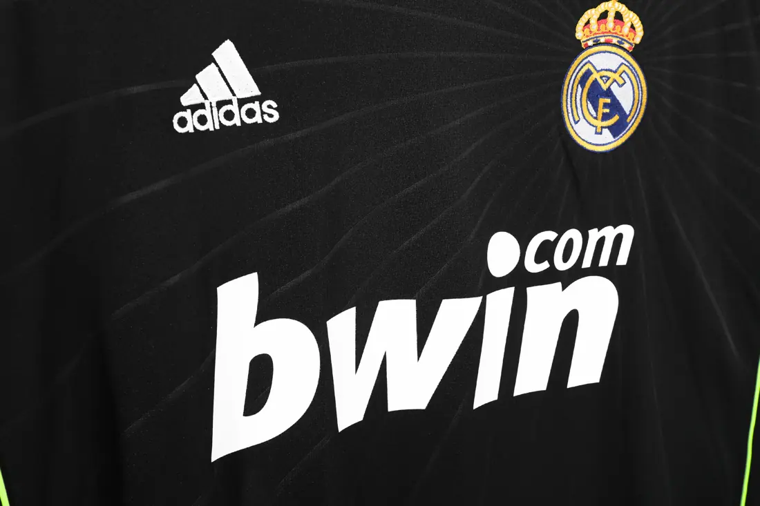 Foto 8 de Temporada 2010/11 Real Madrid visitante retro 8A