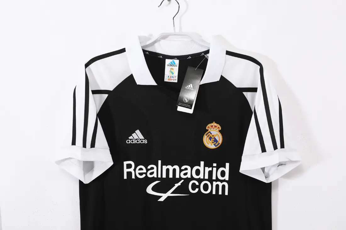 Foto 6 de Temporada 2001/02 Real Madrid visitante retro 8A