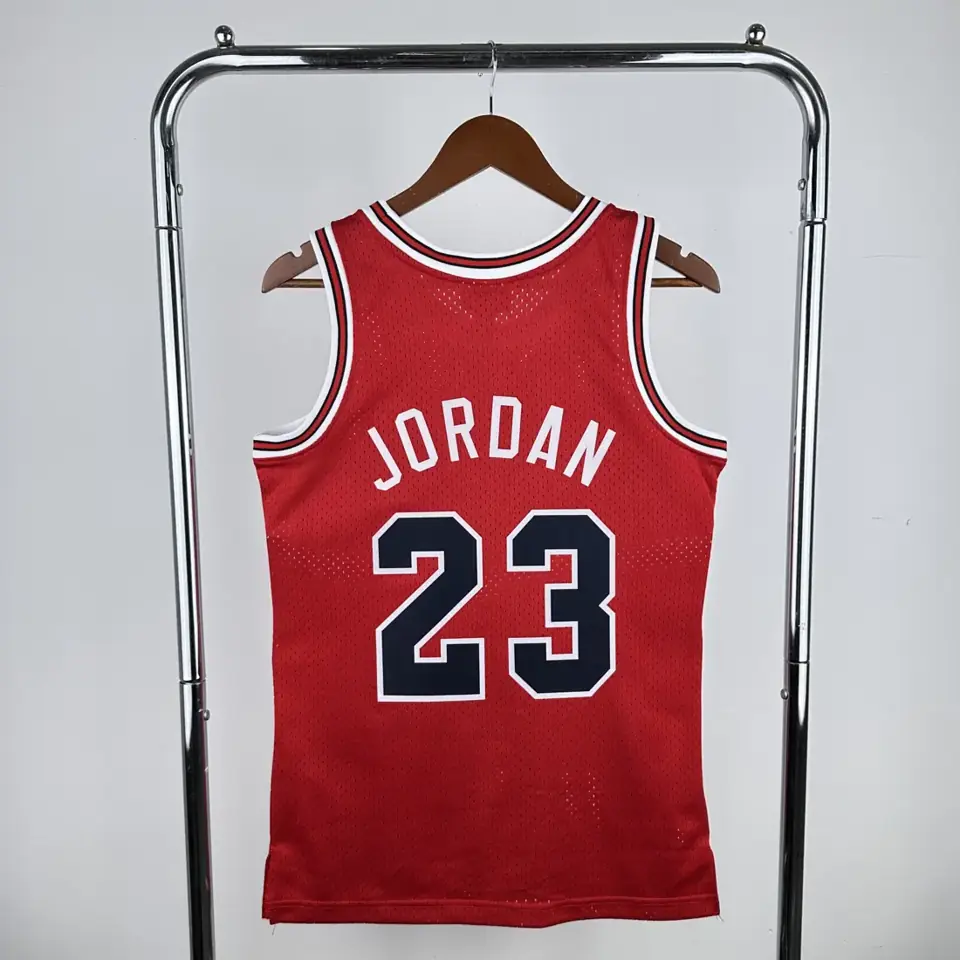 Foto 2 de Camiseta retro con estampado térmico MN: Bulls Swingman temporada 84/85 Novato roja #23 Jordan